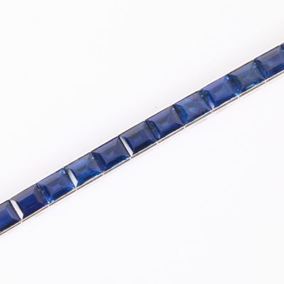 Bracelet rivière en or blanc serti de 34 saphirs calibrés. (… - Photo 1