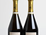 deux bouteilles de vin posées sur une table en bois