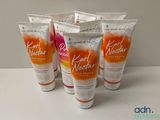 quatre tubes de crème pour les mains posés sur une table
