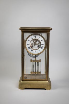 une horloge en or posée sur une table