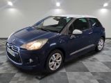 la petite voiture bleue est garée sur un sol en damier