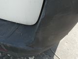 un gros plan sur le pare-chocs d'une voiture entièrement recouvert de neige