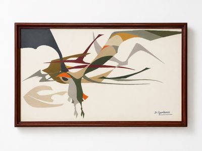 tableau représentant un oiseau volant dans les airs, avec une montagne en arrière-plan