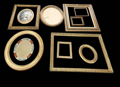 Lot de 11 cadres de différentes formats en bois et stuc etc.