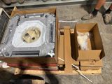 une boîte en carton contenant des toilettes et une boîte en carton contenant des toilettes