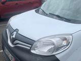 la photo d'une camionnette blanche garée sur un parking