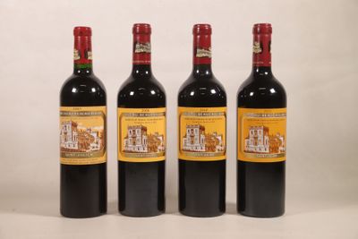 trois bouteilles de vin sont alignées sur une surface blanche