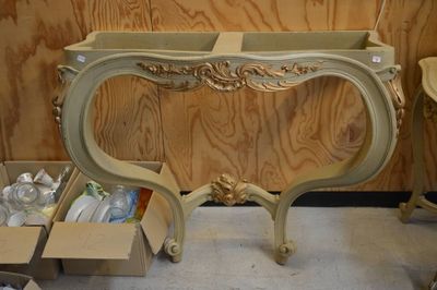 une table placée au milieu d'une pièce
