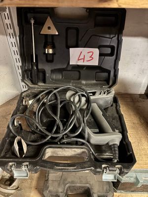 une boîte à outils qui contient tout un tas d'outils