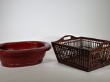 une paire de paniers rouges et marron sur fond blanc