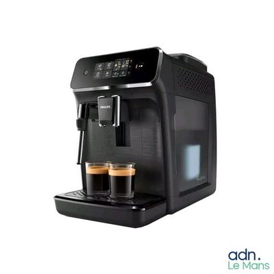 une image représentant une machine à café noire avec deux tasses de café