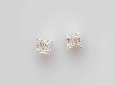 une paire de boucles d'oreilles en diamant sur fond blanc
