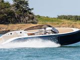 un bateau qui navigue sur l'eau, en pleine mer