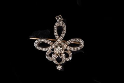 Gros plan sur une broche en or et diamants