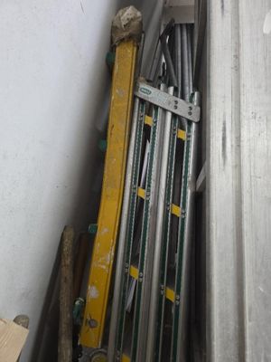 un tas de tuyaux métalliques dans un coin d'une pièce