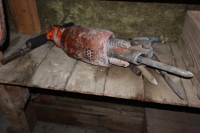 Marteau piqueur ancien. Visite le mercredi  17 juillet de 11h00 à...