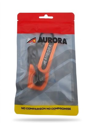 un gros plan sur un sachet contenant des ciseaux orange sur fond blanc
