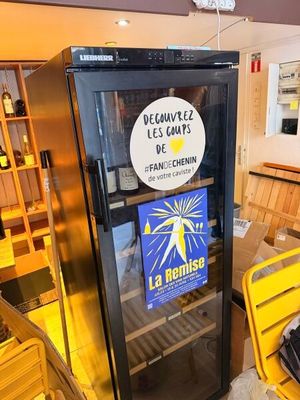 un réfrigérateur sur lequel est accrochée une affiche, dans une pièce