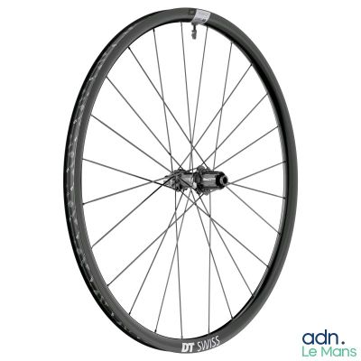 un gros plan d'une roue de vélo sur fond blanc