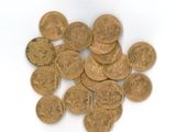 une pile de pièces d'or sur une surface blanche