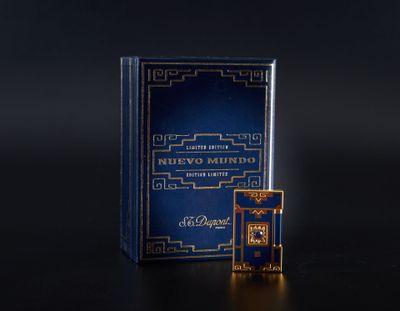 une image représentant une petite boîte bleue surmontée d'une horloge dorée