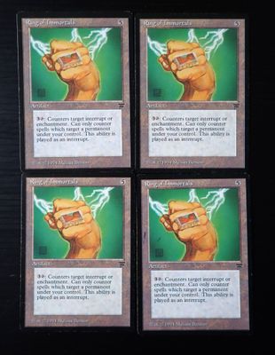 quatre cartes d'un jeu de cartes sur lesquelles figure une main tenant un éclair