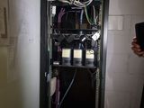 une photo d'une armoire de serveurs remplie de câbles