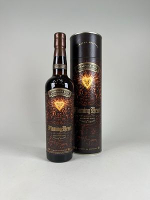 une bouteille de whisky posée sur une table à côté d'un coffret
