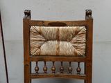 une chaise en bois avec un dossier et une assise en osier
