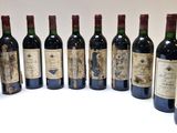 plusieurs bouteilles de vin sont alignées dans une rangée