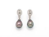 une paire de boucles d'oreilles en perles de Tahiti et diamants