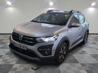 la voiture argentée est garée sur le sol en damier d'un garage