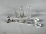 un grand nombre d'objets en verre posés sur une table