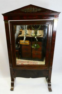 une petite armoire en bois avec un miroir à l'intérieur