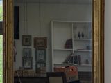 un grand miroir au milieu d'une pièce donnant sur un champ
