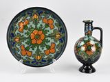 deux vases posés l'un à côté de l'autre sur une table