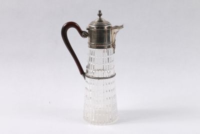 une cafetière ancienne en métal plaqué argent, dotée d'une poignée en verre