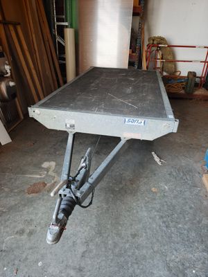 a table that is sitting in a garage