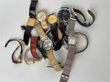un grand nombre de montres posées sur une table