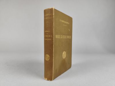 un vieux livre posé sur une surface blanche
