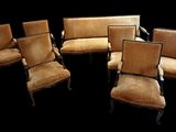 Plusieurs chaises sont alignées sur un fond noir