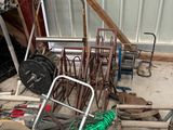 un tas d'objets divers éparpillés sur le sol d'un garage