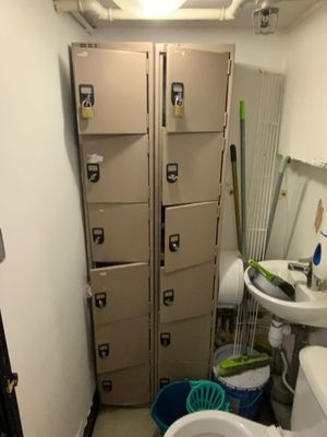 Deux meubles casiers métalliques