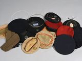 de nombreux bonnets et gants disposés sur une table