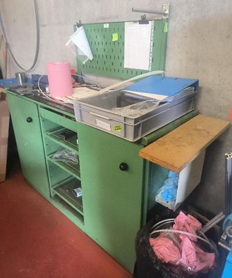 une cuisine verte avec un évier et un placard vert