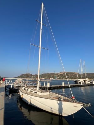 des bateaux amarrés à un quai, avec un ciel bleu en arrière-plan