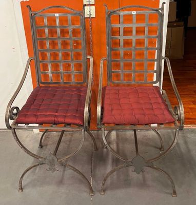 deux chaises assises l'une à côté de l'autre