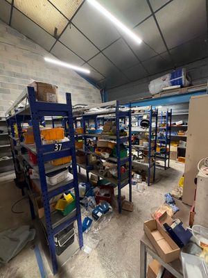 une pièce remplie d'étagères et de cartons