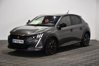 une voiture grise garée dans une pièce au sol en damier