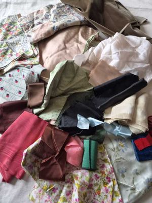 une pile de vêtements sur un lit